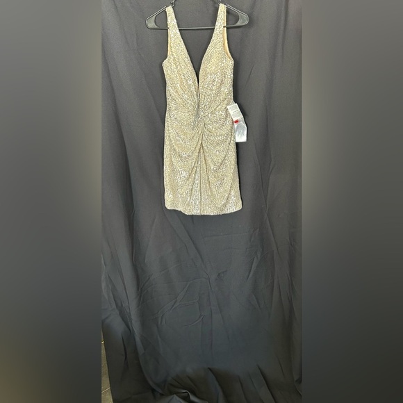 Mac Duggal 26496 NWT FRONT TWIST PLUNGING SEQUINED MINI DRESS - Picture 4 of 7